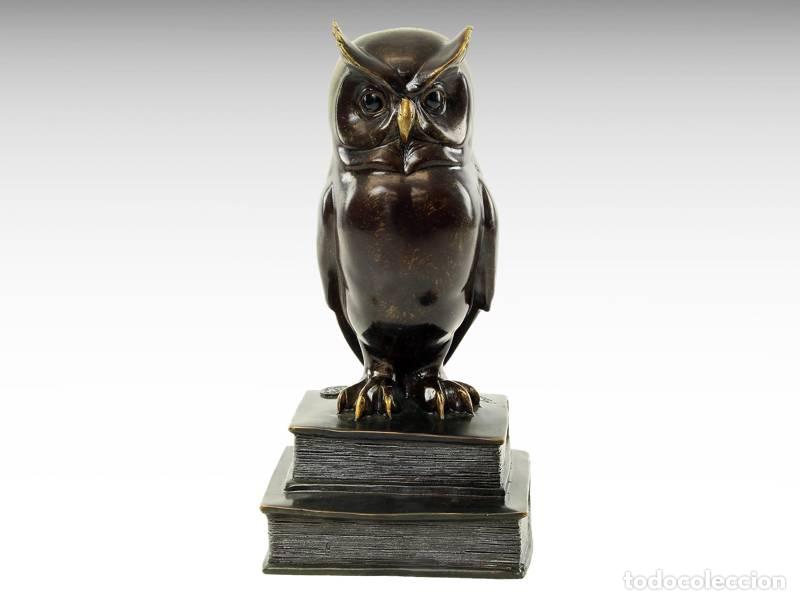 Arte: Escultura de bronze - Coruja s&aacute;bia de livros (1140)