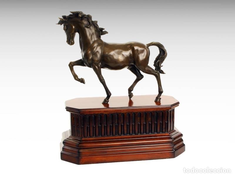 Arte: Escultura de bronze - Cavalo a trote (1294)