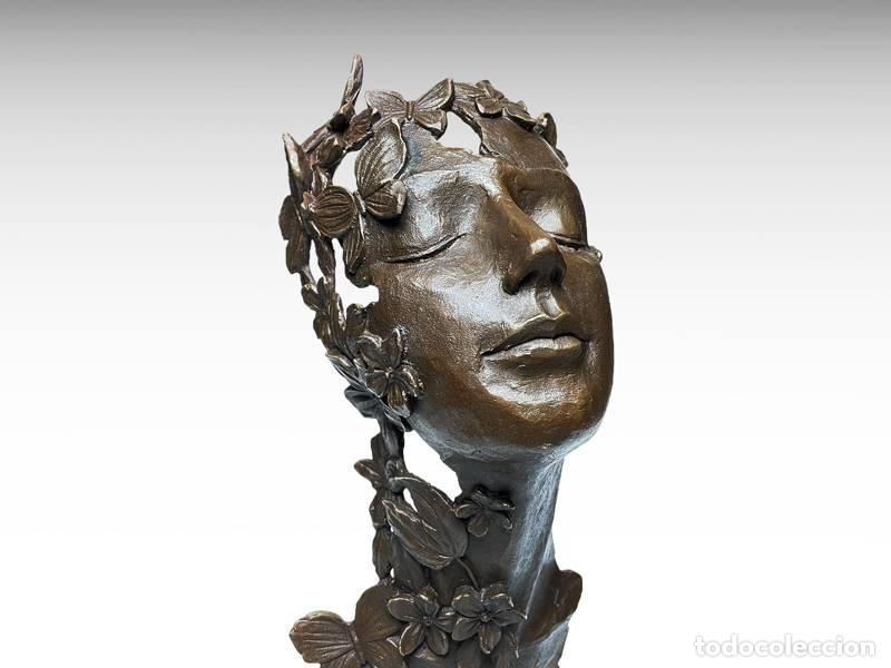 Arte: Escultura de bronze - Cabe&ccedil;a de mulher com flores e borboletas (1198)