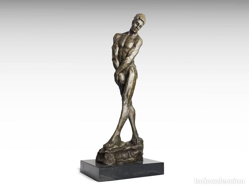 Art: Escultura de bronze - Homem de p&eacute; (projetada por A. Rodin) (1234)