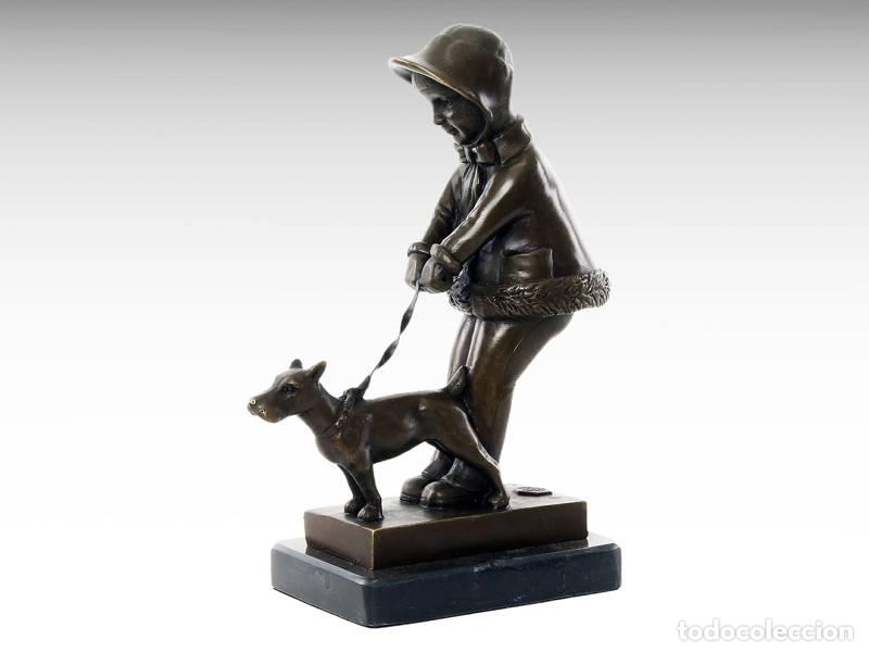 Art: Escultura de bronze - Jovem com cachorro (1108)