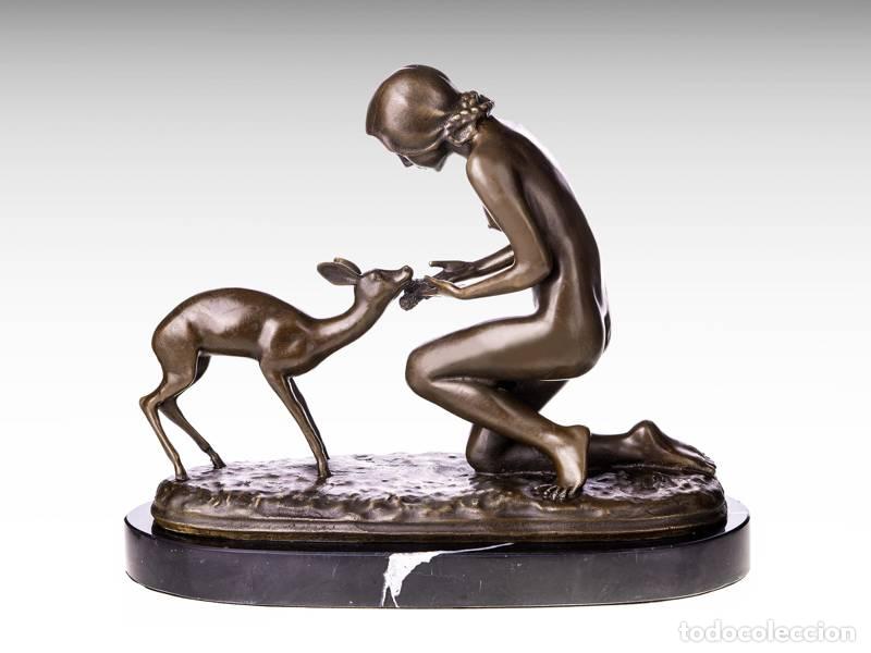 Art: Escultura de bronze - Mulher a alimentar filhote de cervo (1202)