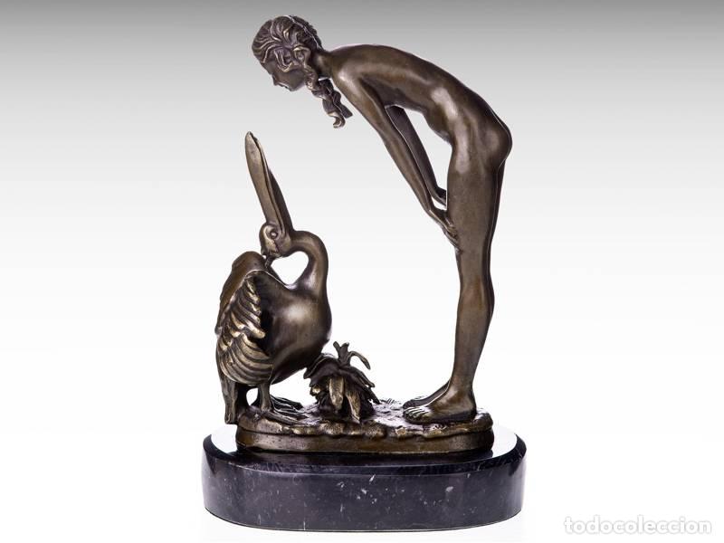 Art: Escultura de bronze - Mulher com pelicano (1184)