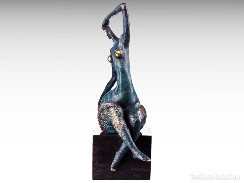 Arte: Escultura de bronze - Mulher sentada abstrata (2079)
