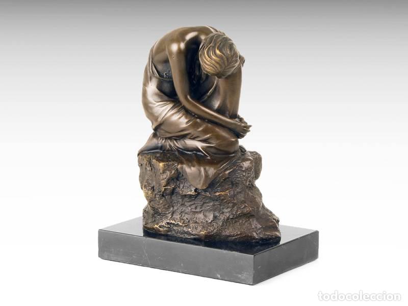 Arte: Escultura de bronze - Mulher sonhadora (1084)