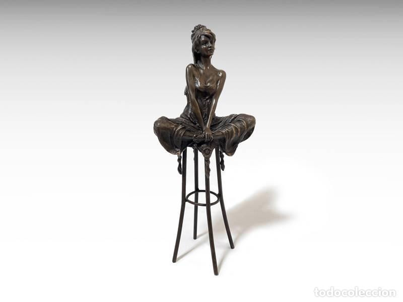 Arte: Escultura de bronze - Mulher sentada de pernas cruzadas (2055)