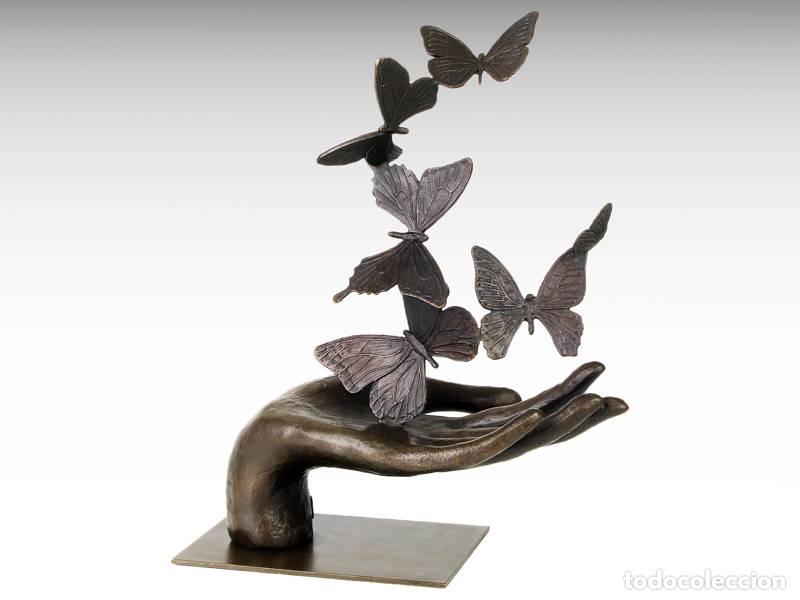 Arte: Escultura de bronze - M&atilde;o a libertar borboletas (1199)