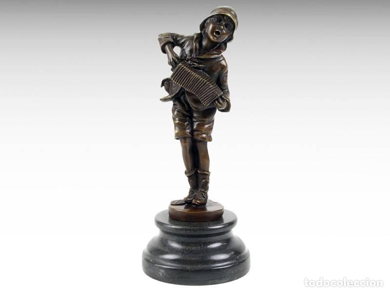 Arte: Escultura de bronze - Menino a tocar acorde&atilde;o (dos anos 30) (1099)