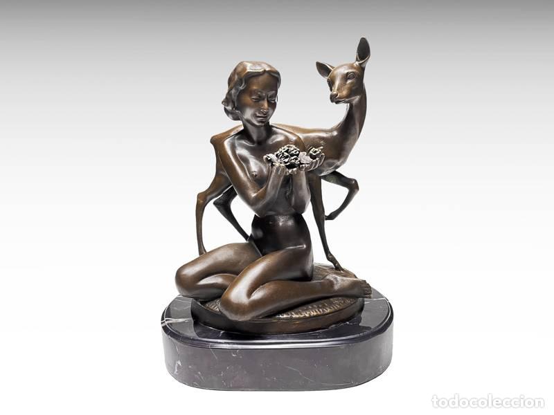 Arte: Escultura de bronze - Mulher alimentando filhote de cervo (1185)
