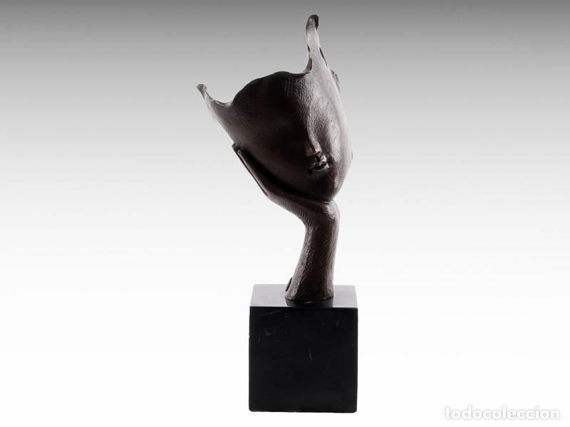 Arte: Escultura de bronze - Rosto na m&atilde;o (1211)