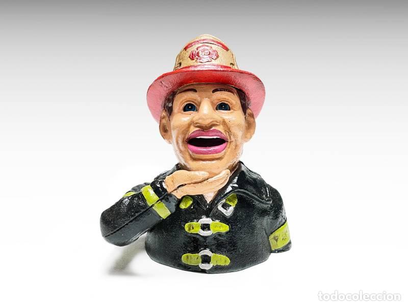 Kunst: Escultura de ferro fundido - Mealheiro vintage em forma de bombeiro (1496)