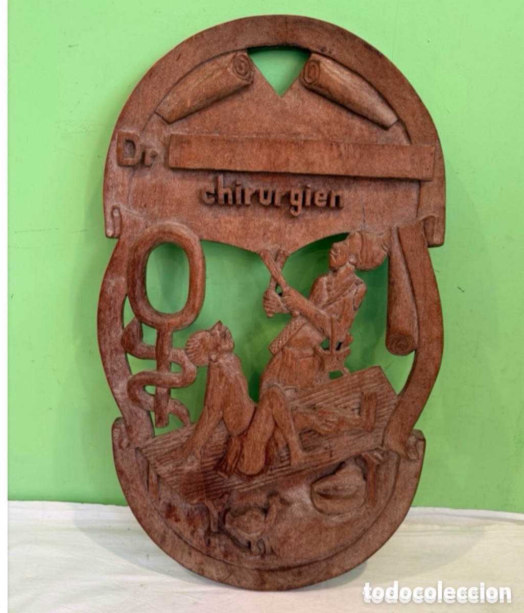 Arte: Curiosa escultura de madera tallada cirujano. (64X36 cm).