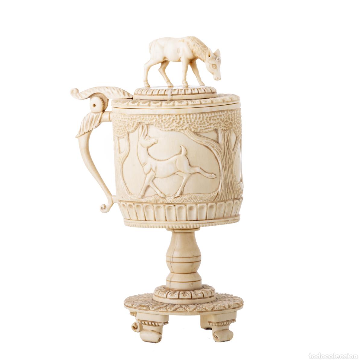 Arte: TAZA TIPO TANKARD DE COLOR MARFIL CON TAPA