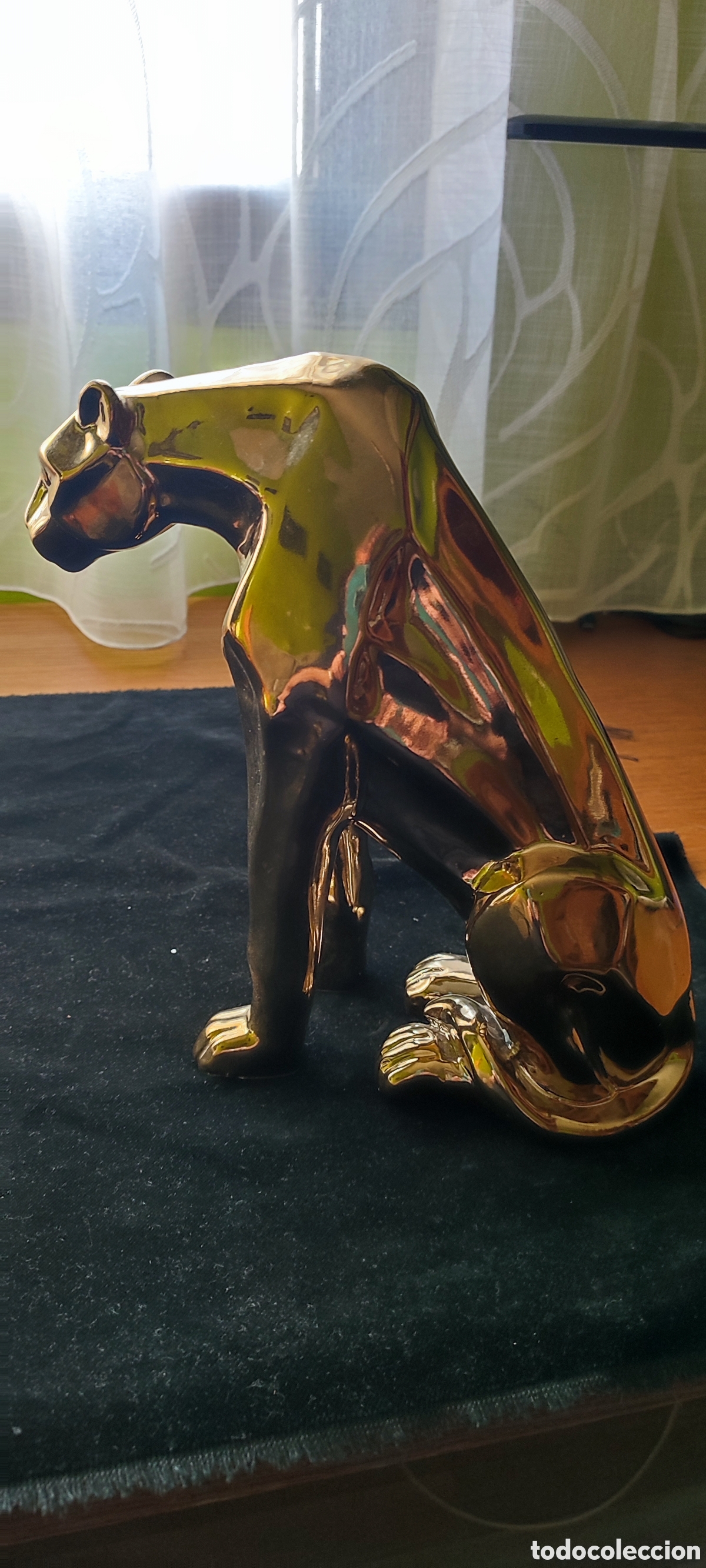 Arte: Figura met&aacute;lica dorada de pantera Art Deco