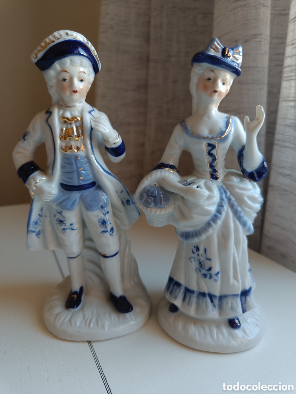 Art: Pareja de figuras de porcelana estilo colonial
