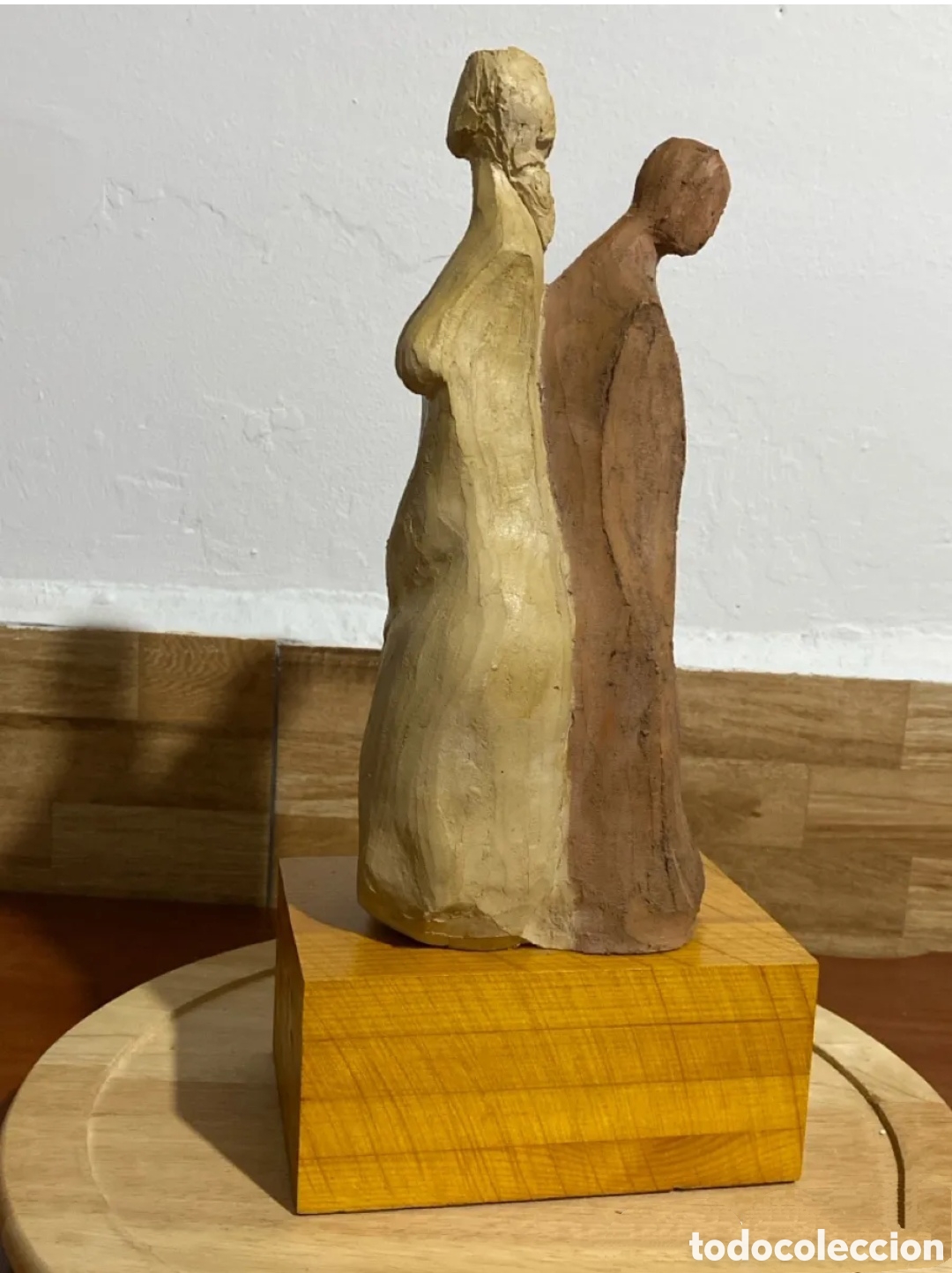 Arte: Escultura contempor&aacute;nea hombre y mujer unidos fusionados en barro cocido base madera 37 cm
