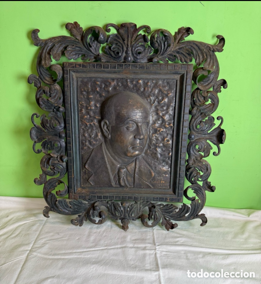 Arte: Antiguo busto o retrato en relieve de cobre repujado a mano grabado Vidal dino y fechado 1952.