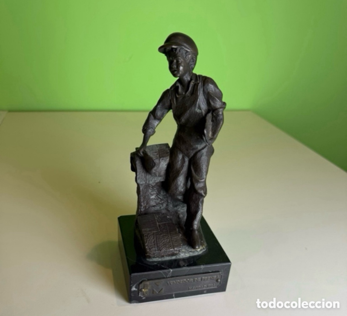 Arte: Escultura en bronce de un vendedor de peri&oacute;dicos, firmada Jos&eacute; Manuel y numerada 54/400.