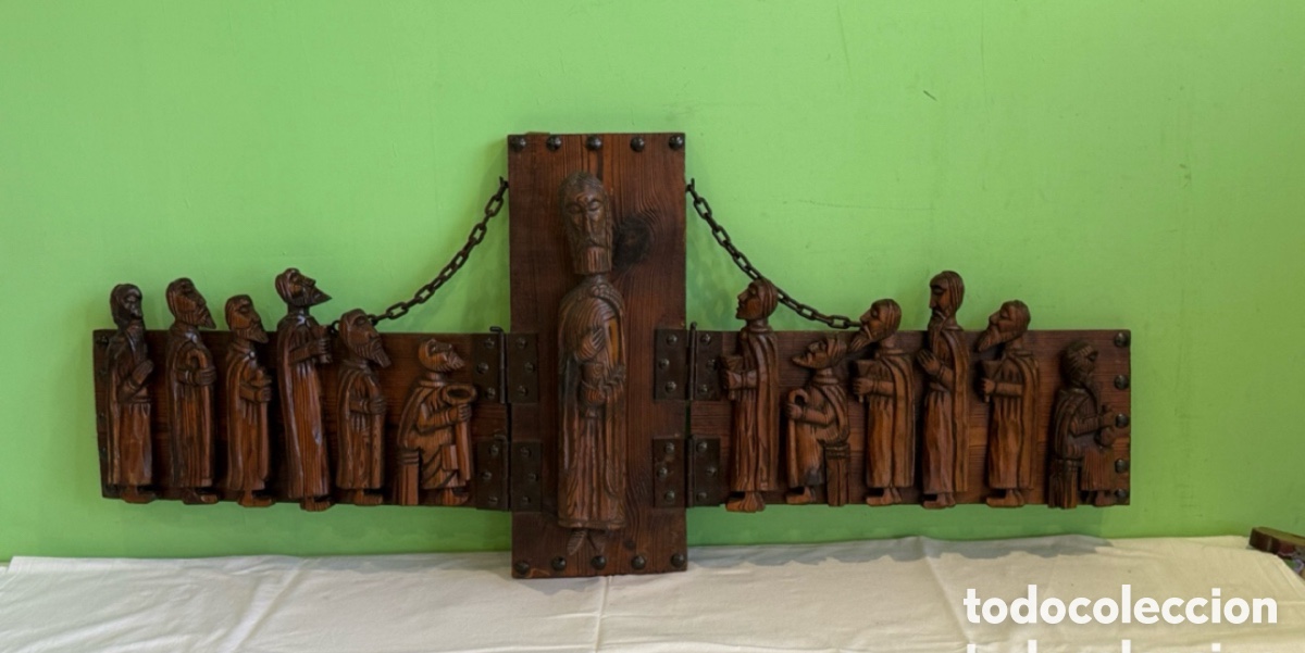 Arte: Antiguo retablo o tr&iacute;ptico de arte popular raro de madera tallado de Cristo con 12 ap&oacute;stoles.PS XX.