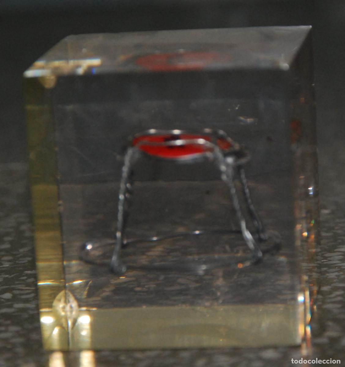 Arte: Escultura Llu&iacute;s Vil&agrave; i Vendrell - Chapa de coca-cola - obra de resina metracrilato - 8 cm x 8 cm