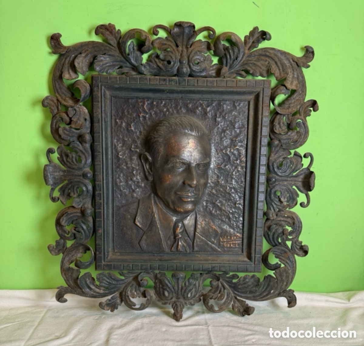 Arte: Antiguo busto o retrato en relieve de cobre repujado a mano grabado Vidal dino y fechado 1952.
