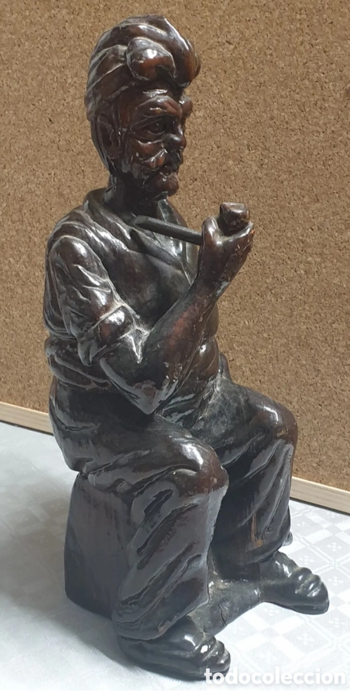 Arte: Escultura talla madera hombre sentado con pipa 33,5 cm.