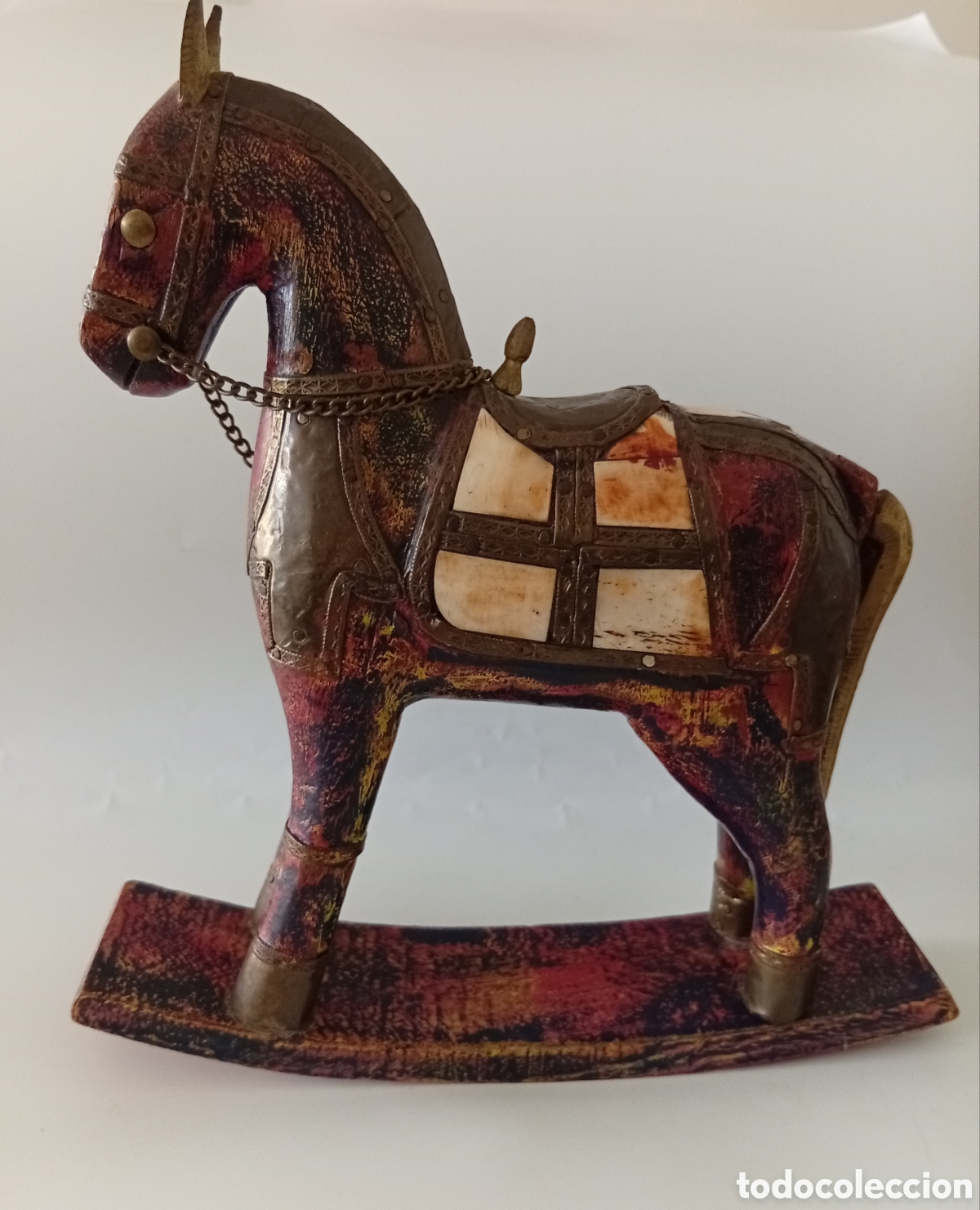 Arte: CABALLO TROYANO BALANCIN DE MADERA Y LAT&Oacute;N CON INCRUSTACIONES DE HUESO. POLICROMADO