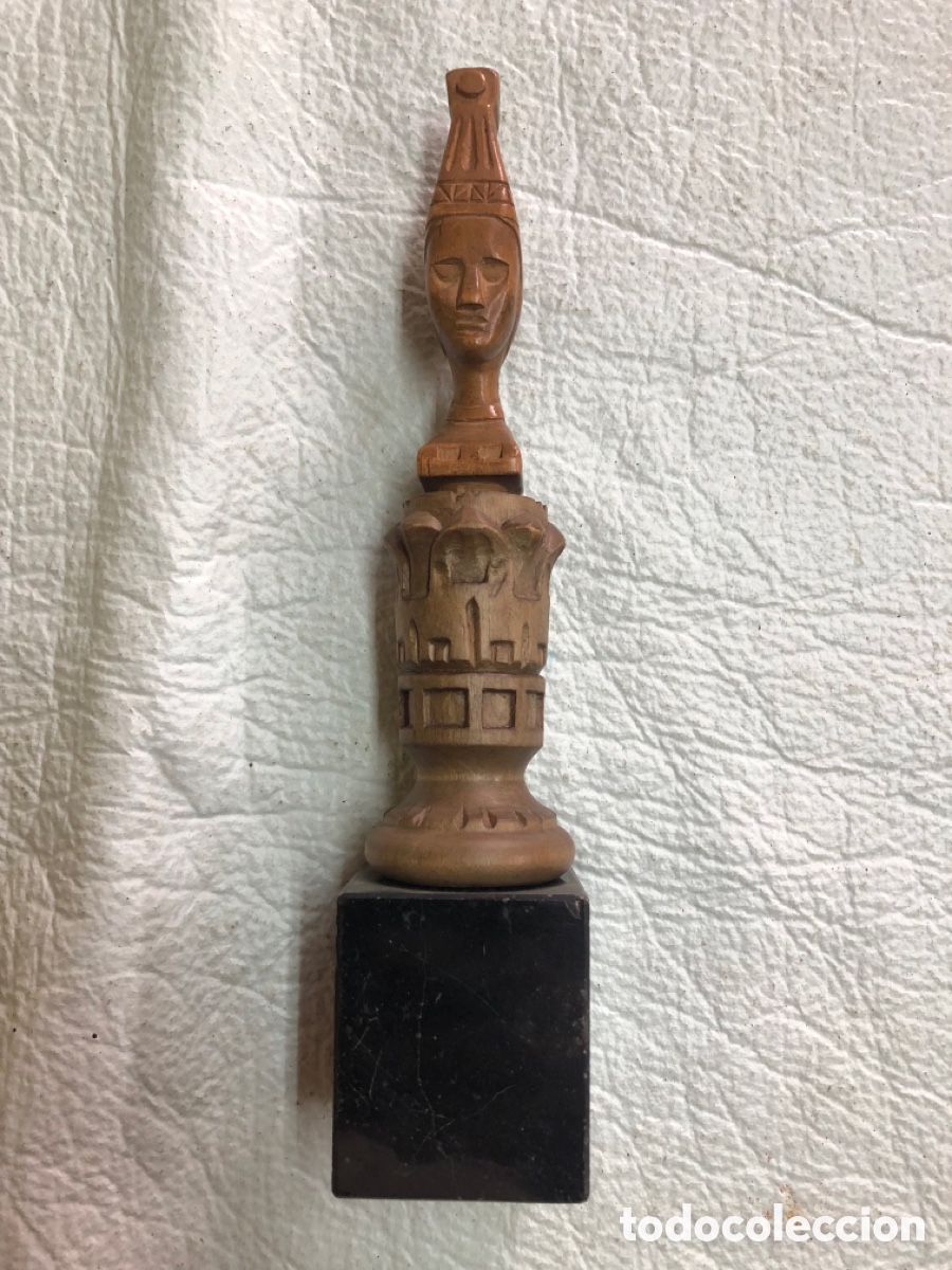 Arte: Talla de madera medida 25 cm de alto desde la figura hasta el m&aacute;rmol