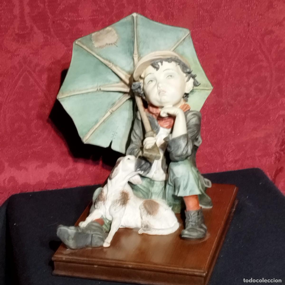 Arte: FIGURA ESCULTURA PORCELANA CAPODIMONTE NI&Ntilde;O CON PARAGUAS PERRO GIUSEPPE ARMANI ESPERANDO ARCO IRIS