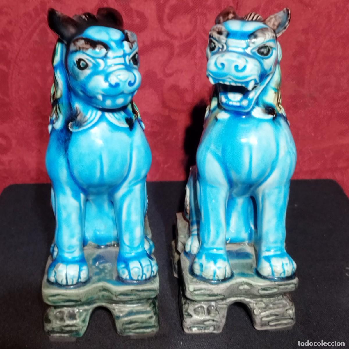 Arte: PAR DE PERROS LEON KOMAINU DE JAPON - PORCELANA ESMALTADA AZUL - 20 CM ALTO -