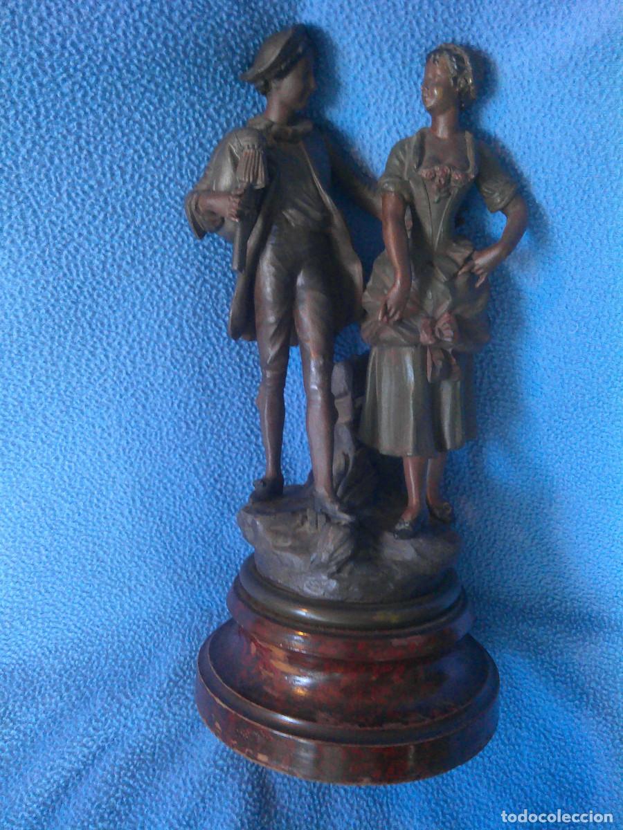 Arte: RUCHOL -ESCENA GALANTE- ESCULTURA FRANCESA EN BRONCE SIGLO XIX- SOBRE PEANA DE MADERA-