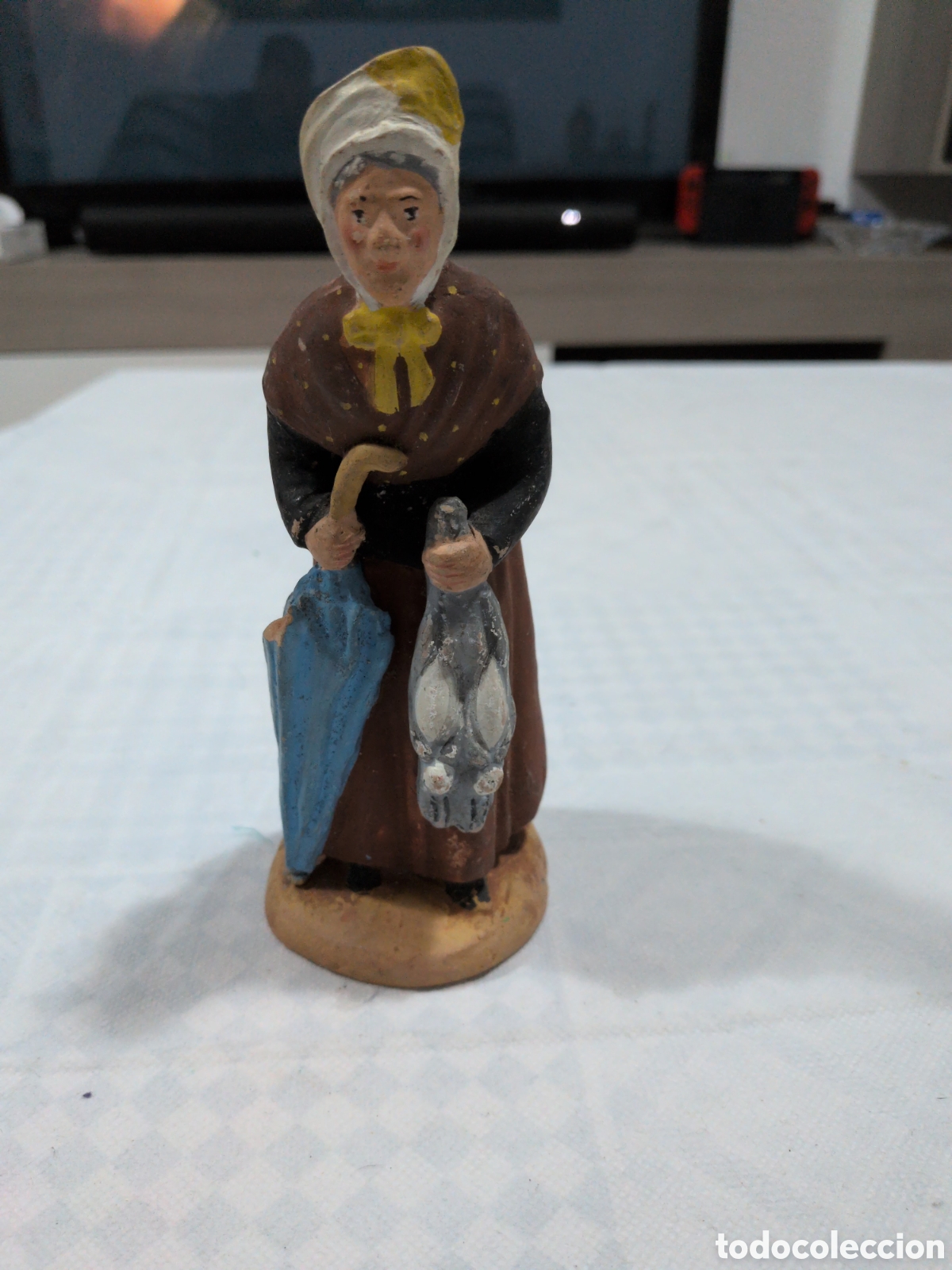 Arte: Santon antiguo de 1930 firmado por Th&eacute;r&egrave;se Neveu &ndash; Mujer con conejos y paraguas &ndash; Altura 18 cm.