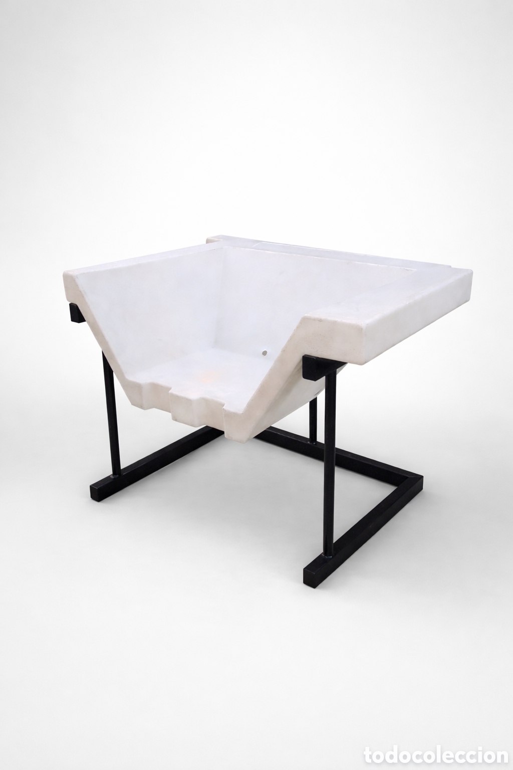 Arte: Sill&oacute;n brutalista NO8DO 1 de JAMO