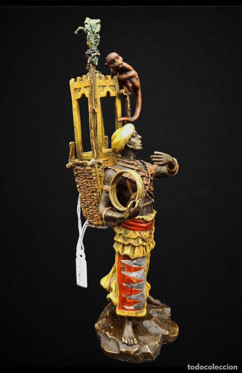 Arte: + VENDEDOR ARABE CON CANASTA Y MONO EN BRONCE POLICROMADO DE VIENA - CON SELLO