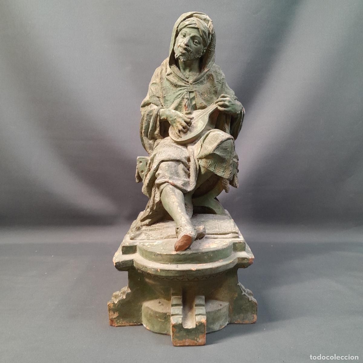 Arte: ESCULTURA DE TERRACOTA. M&Uacute;SICO SENTADO. PRINCIPIOS S. XX.