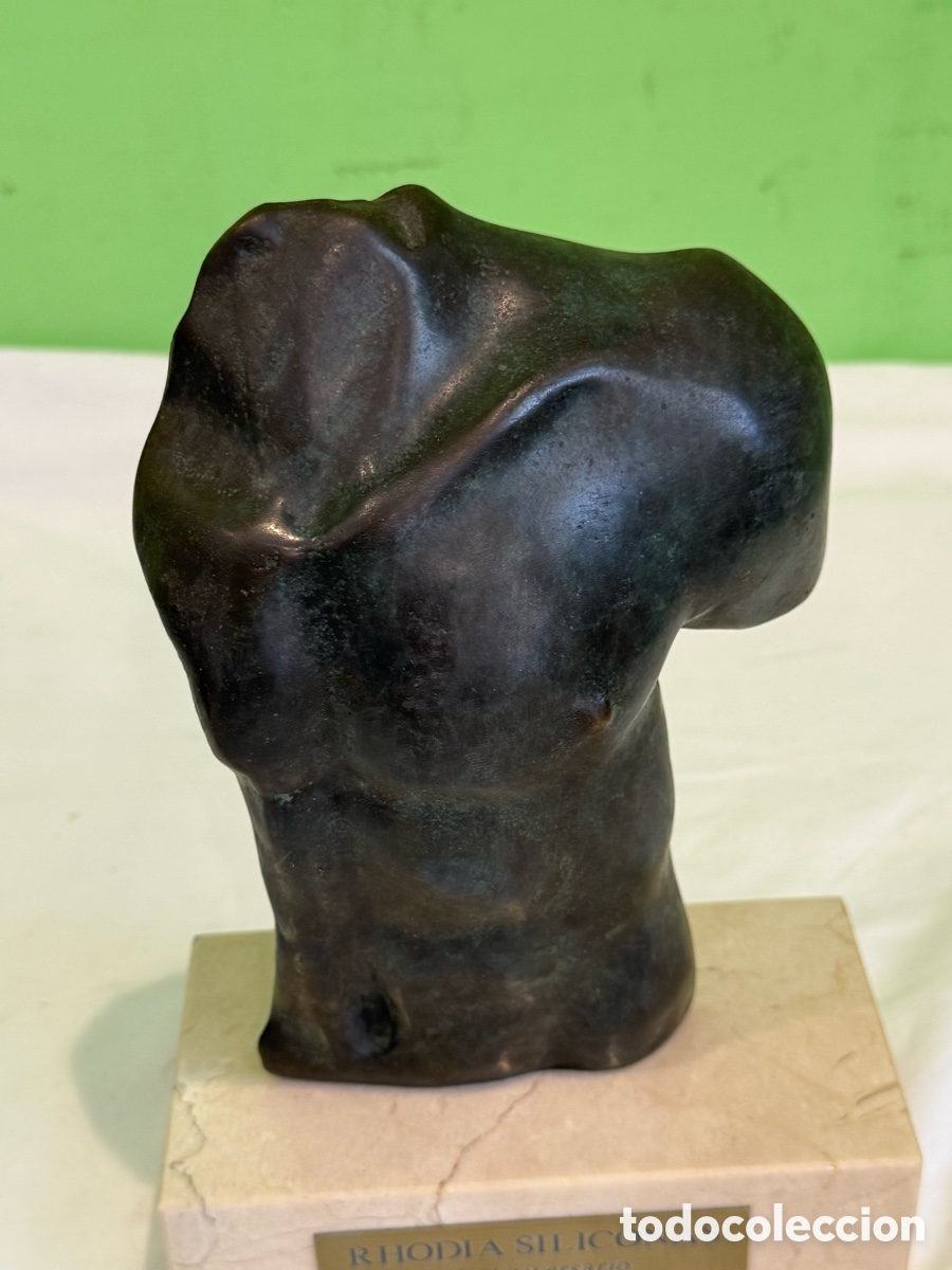 Arte: FILI PLAZA . Escultura torso masculino bronce firmado sobre base de m&aacute;rmol