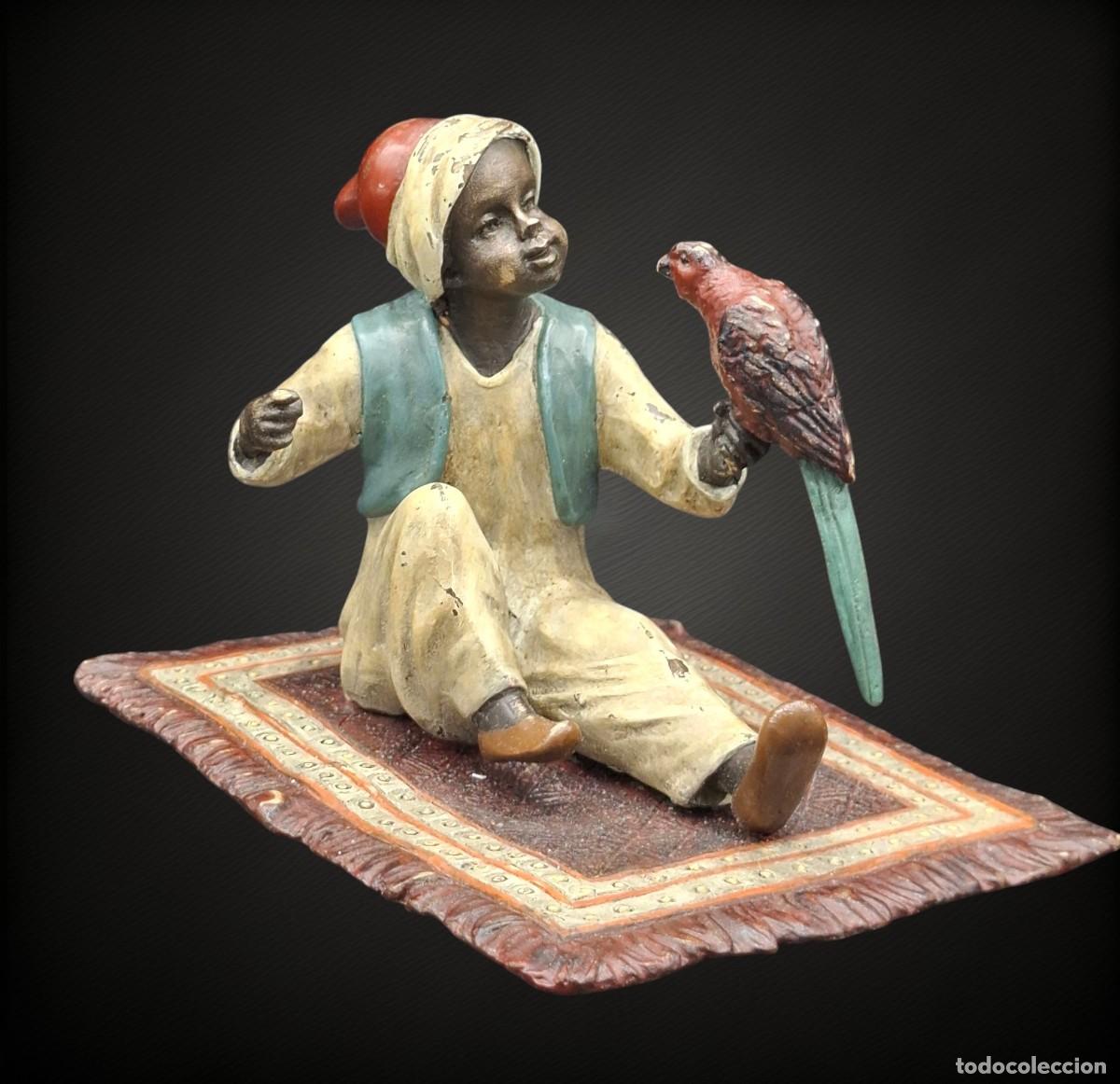 Arte: + FIGURA DE NI&Ntilde;O ARABE CON LORO SOBRE ALFOMBRA EN BRONCE POLICROMADO DE VIENA - CON SELLO