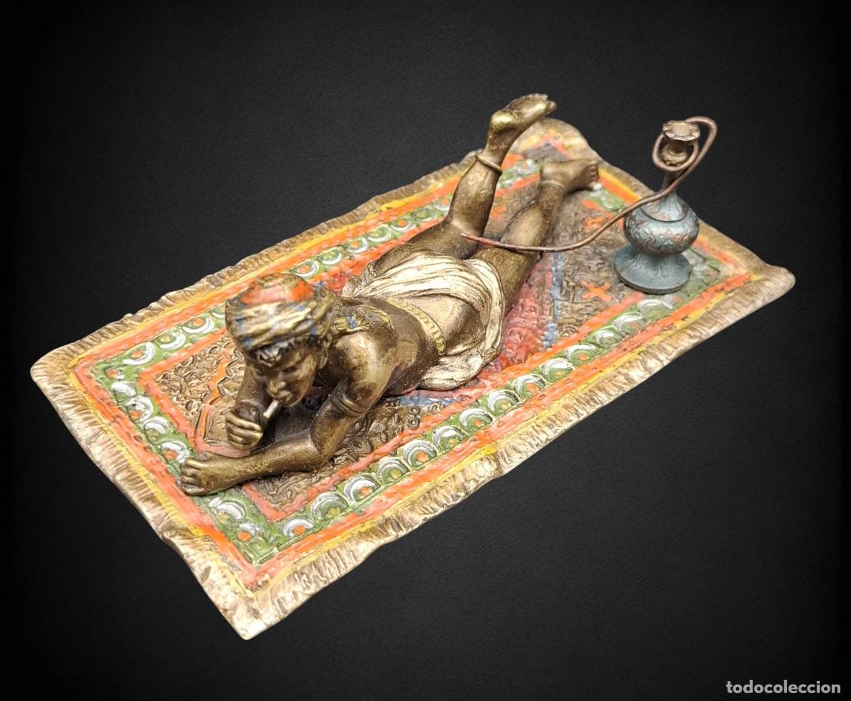 Arte: + JOVEN ARABE FUMANDO UNA ARGUILA SOBRE ALFOMBRA EN BRONCE POLICROMADO DE VIENA - CON SELLO