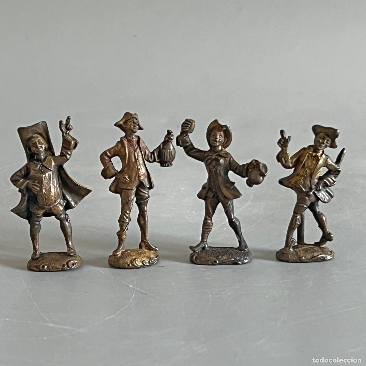 Arte: Figuritas de bronce representando personajes populares bebiendo. Bronce. SXIX