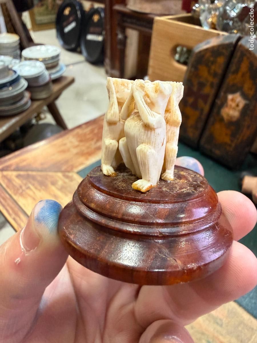 Arte: MINIATURA MONOS VER,OIR Y CALLAR REALIZADO EN HUESO CON BASE DE MADERA - MEDIDA MONO 3 CM