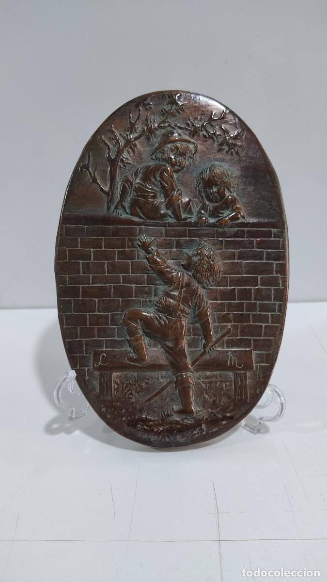 Arte: 1052 PLAFON OVALADO DE MADERA, TALLADO EN BAJORRELIEVE, CON ACABADO EN BRONCE, 1&ordf; MITAD SIGLO XX.