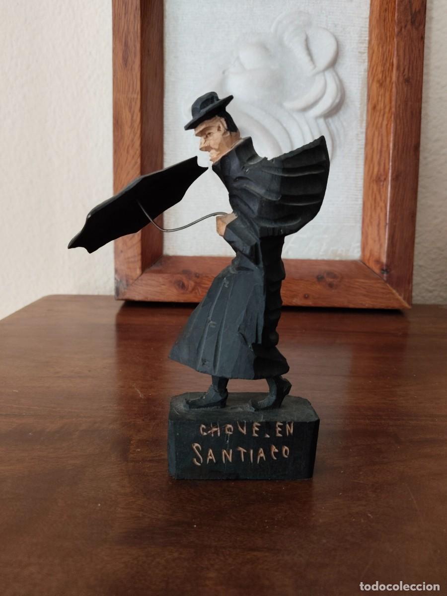 Arte: Figura en madera sacerdote en ventisca. &rdquo;Chove en Santiago&rdquo;