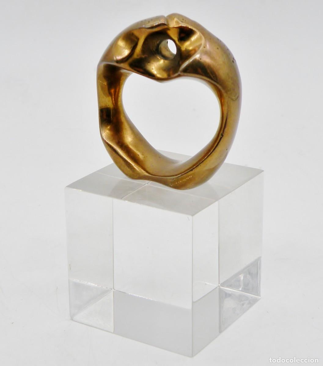 Arte: JOS&Eacute; TORRES GUARDIA. ESCULTURA / COLGANTE &rdquo;ABRAZO DE LA AMISTAD&rdquo;