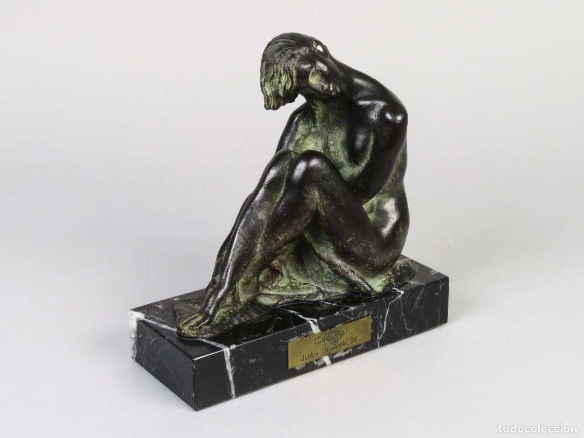 Arte: Coqueta escultura femenina en bronce con base de m&aacute;rmol Juan de &Aacute;valos mediados del siglo XX