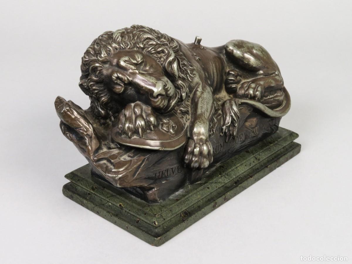 Arte: Le&oacute;n de Lucerna escultura en calamina con base de m&aacute;rmol Francia segunda mitad del siglo XIX