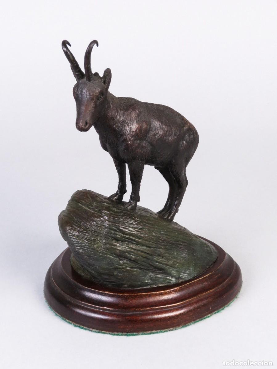 Arte: Escultura rebeco bronce numerada y firmada Carazo siglo XX