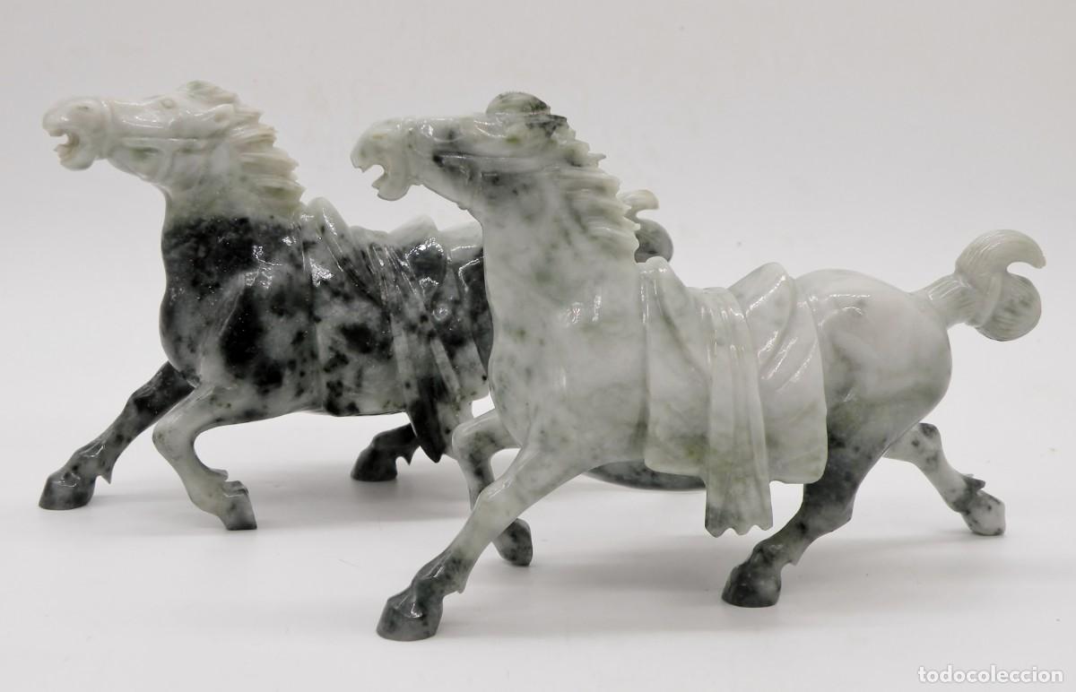 Arte: PAREJA DE CABALLOS TALLADOS SOBRE EXCEPCIONALES PIEZAS DE ALABASTRO. CON ESTUCHE DE LUJO