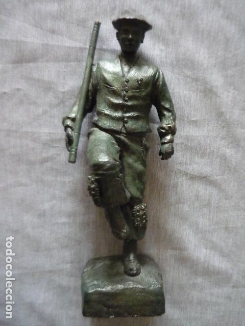 Arte: DANTZARI VASCO PAIS VASCO ESCULTURA EN BRONCE CANO ESCULTOR NUMERADA 54/200 24 X 7 X 10 CM