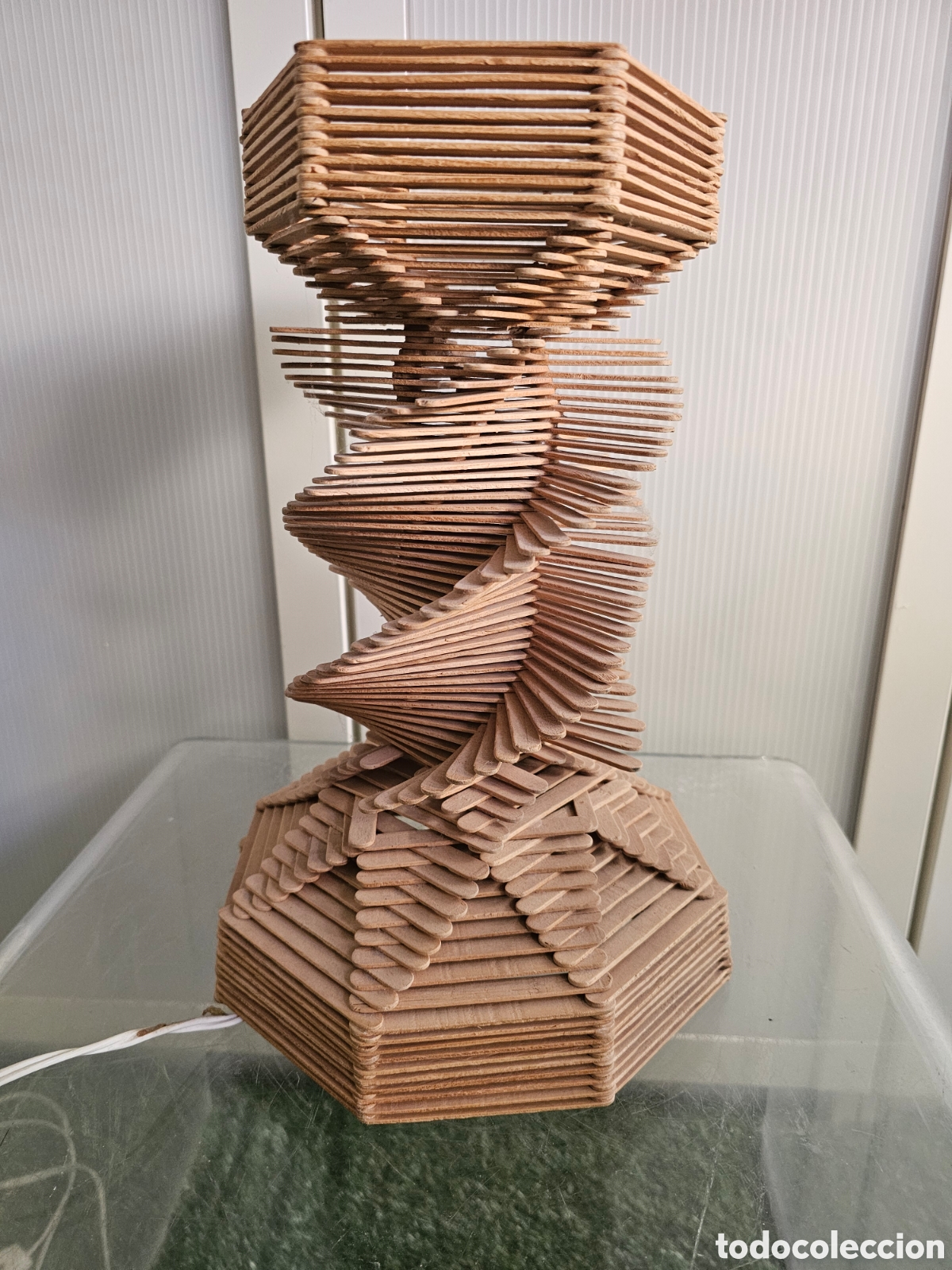 Arte: L&aacute;mpara escult&oacute;rica de paliller&iacute;a de madera, artesana, sin firma, vintage, pieza &uacute;nica.