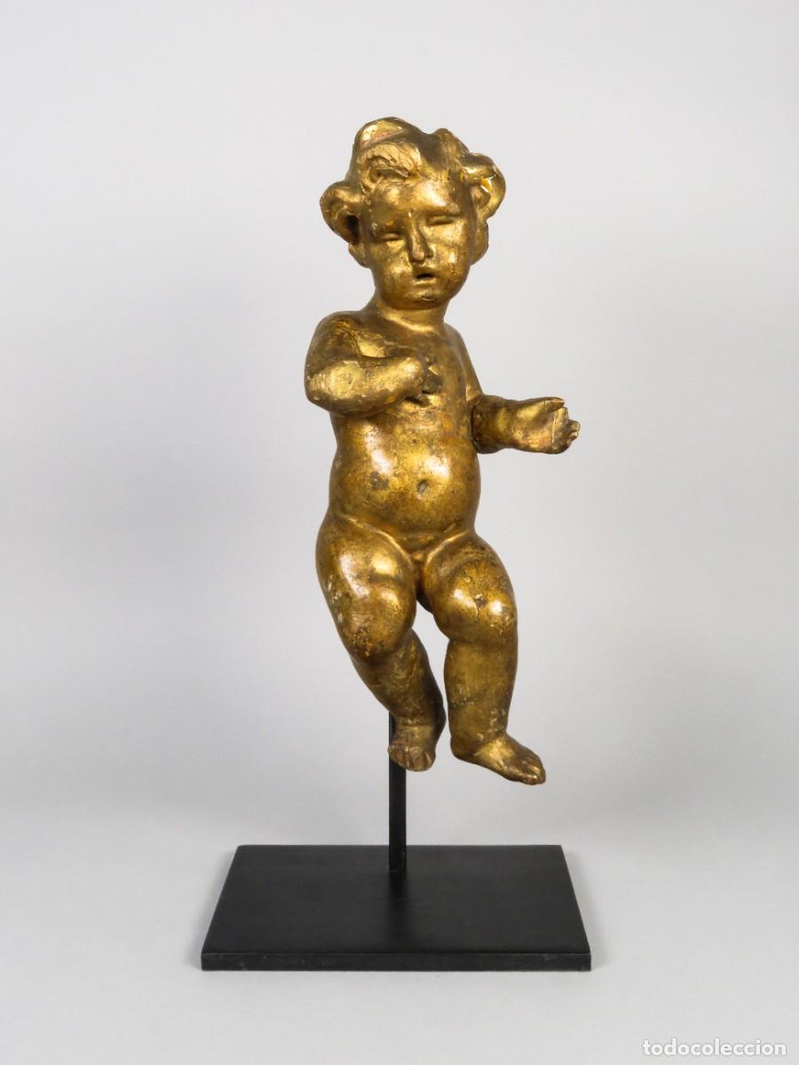 Arte: Ni&ntilde;o en madera tallada y dorada montado sobre base met&aacute;lica siglo XIX